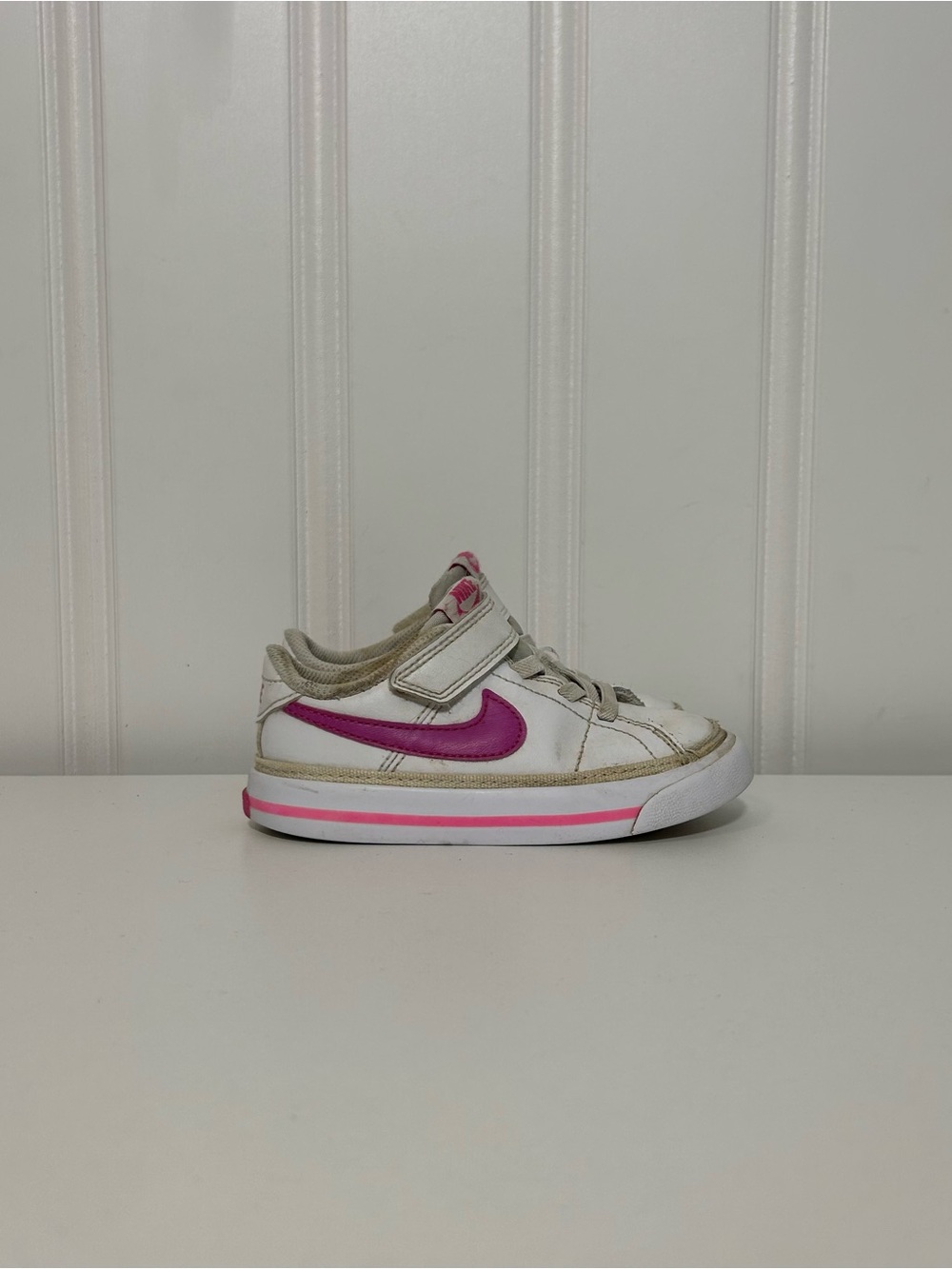 Nike court legacy white pink low top